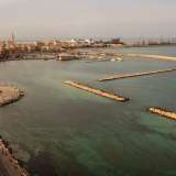 E infine eccoci a ovest, dove si profila la migliore vista possibile di Bari: quella del centro storico. In primo piano ci sono in realt� la ruota panoramica da un lato e il lungo molo Sant�Antonio dall�altra...
